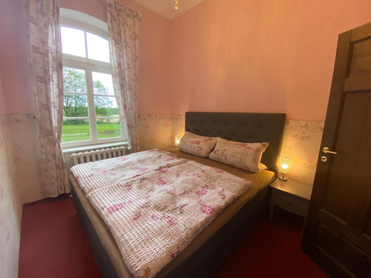 Exklusive Ferienwohnungen Im Gutshaus Viezen Bernitt Extérieur photo